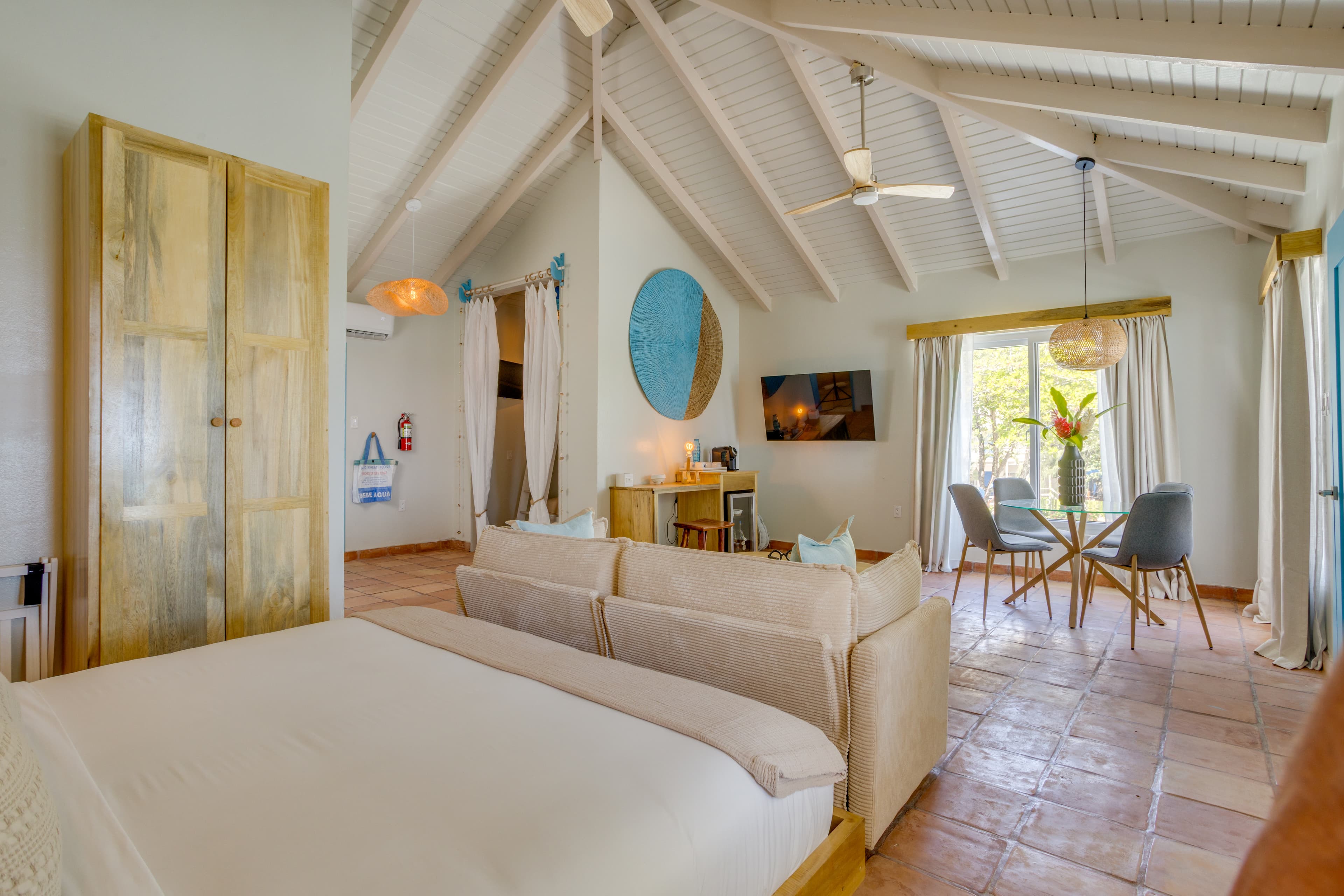 All the comforts of home by the sea - flatscreen TV with streaming, velvet-soft couch, minibar, desk and coffee station