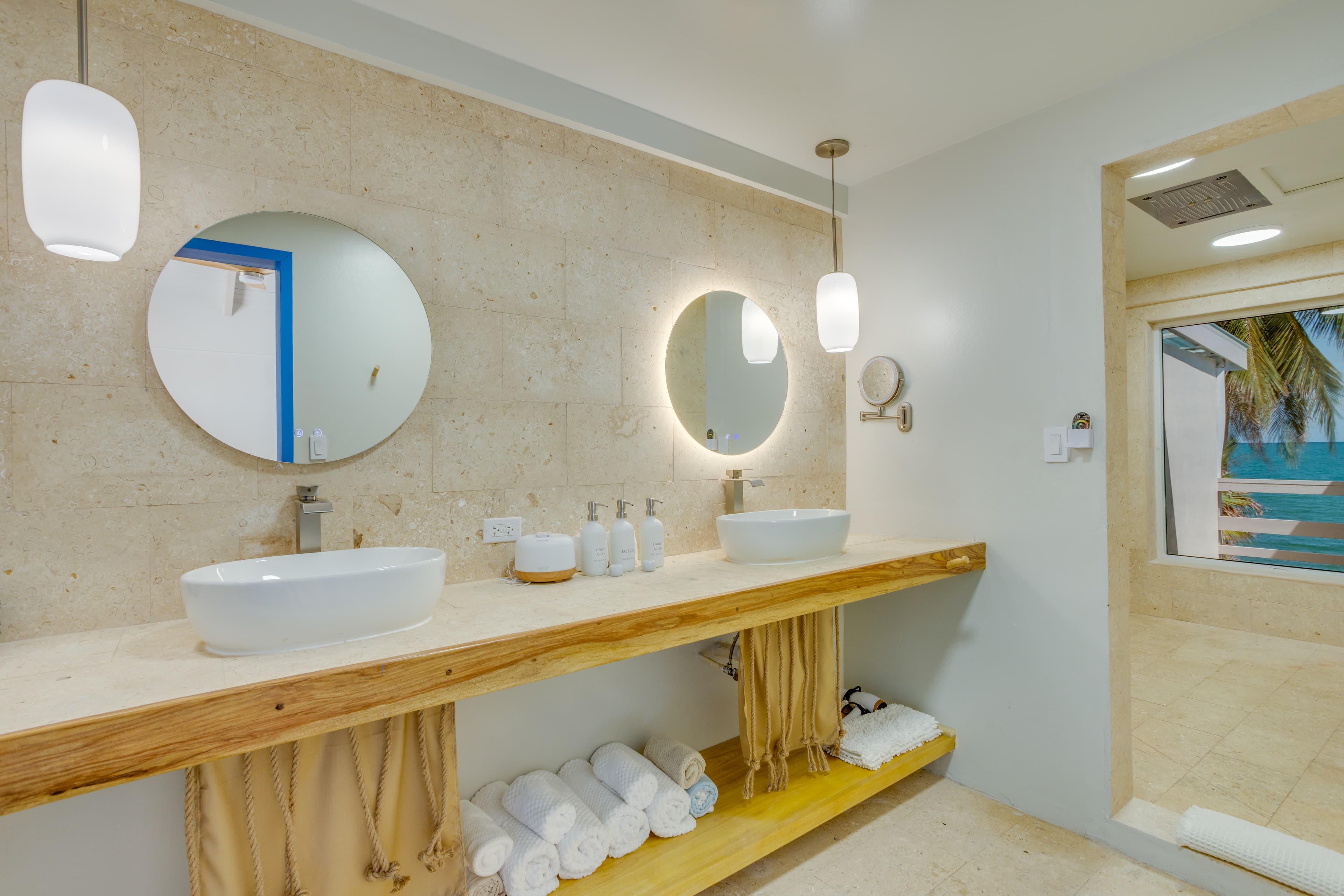 The state of the art en suite with custom lights and sea view