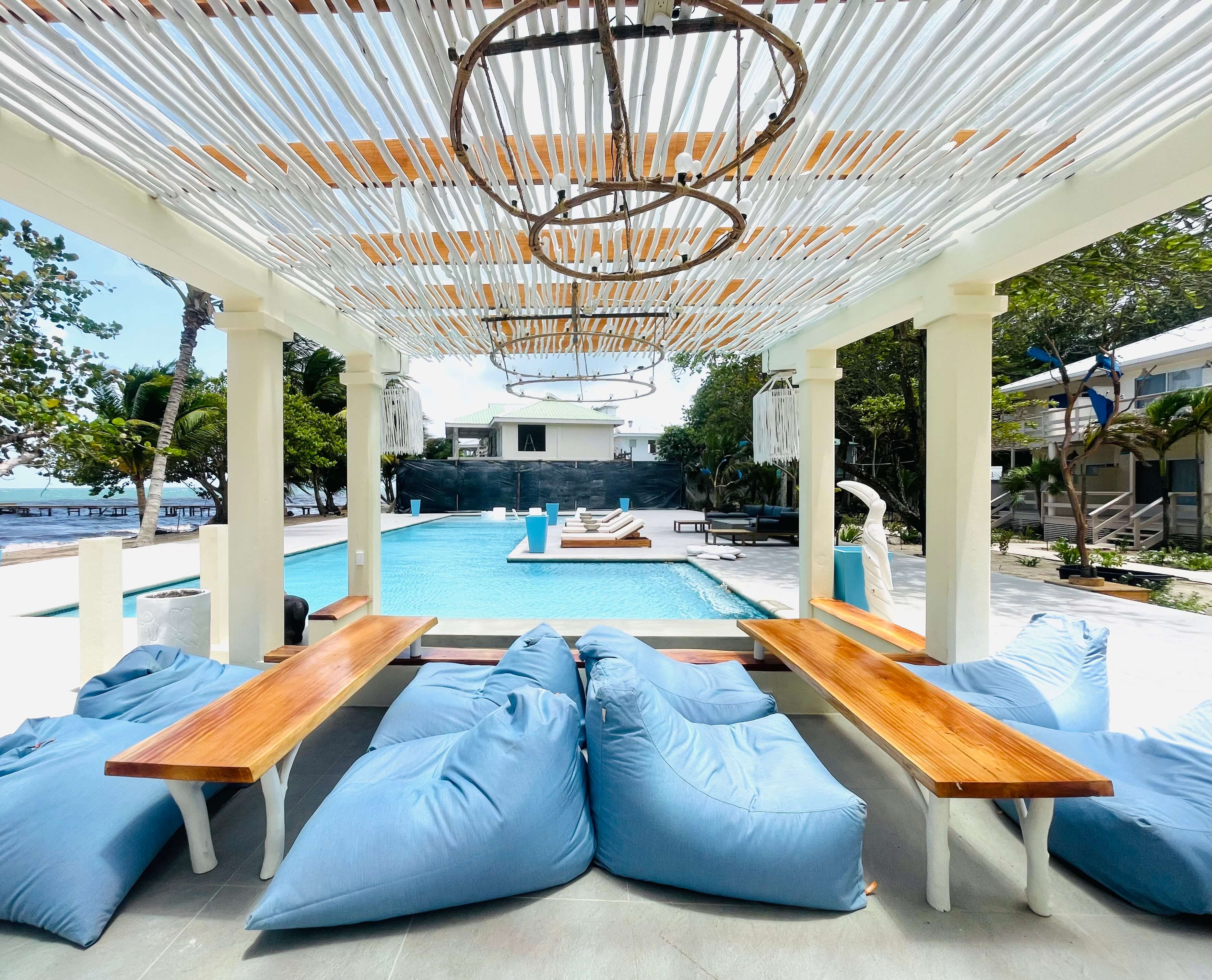 Próximamente: zona de relax detrás del bar dentro del agua de la piscina