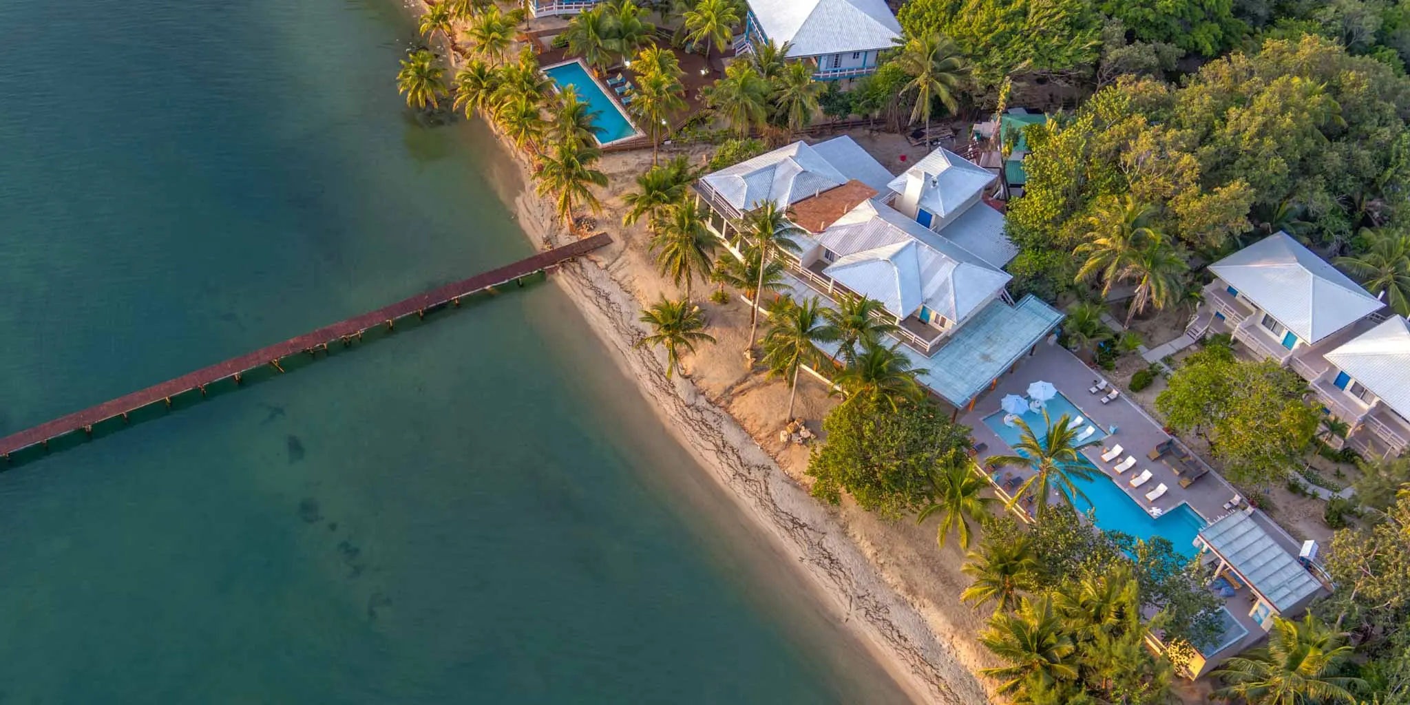 Vue aérienne de la plage de sable du Blue Reef Beach Resort au lever du soleil