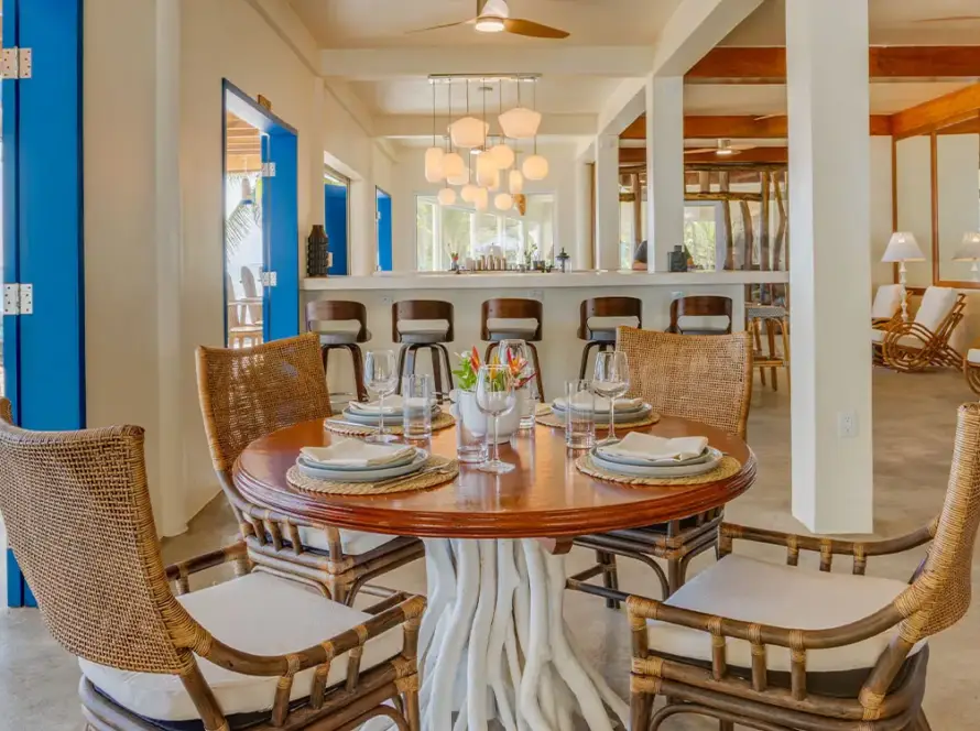 Mesa de comedor frente al mar con vistas en Bamboo Beach Bistro
