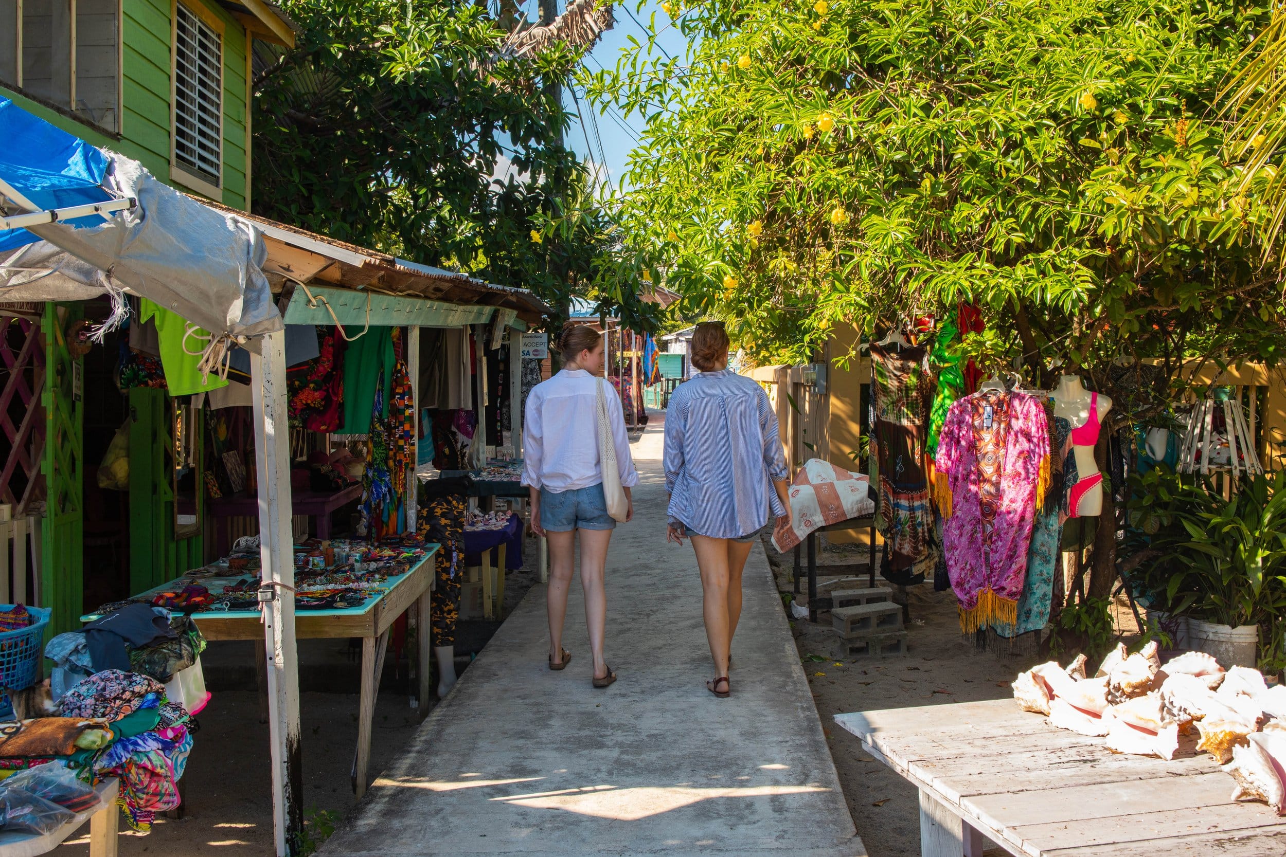 Huéspedes paseando por la acera de Placencia en Belice
